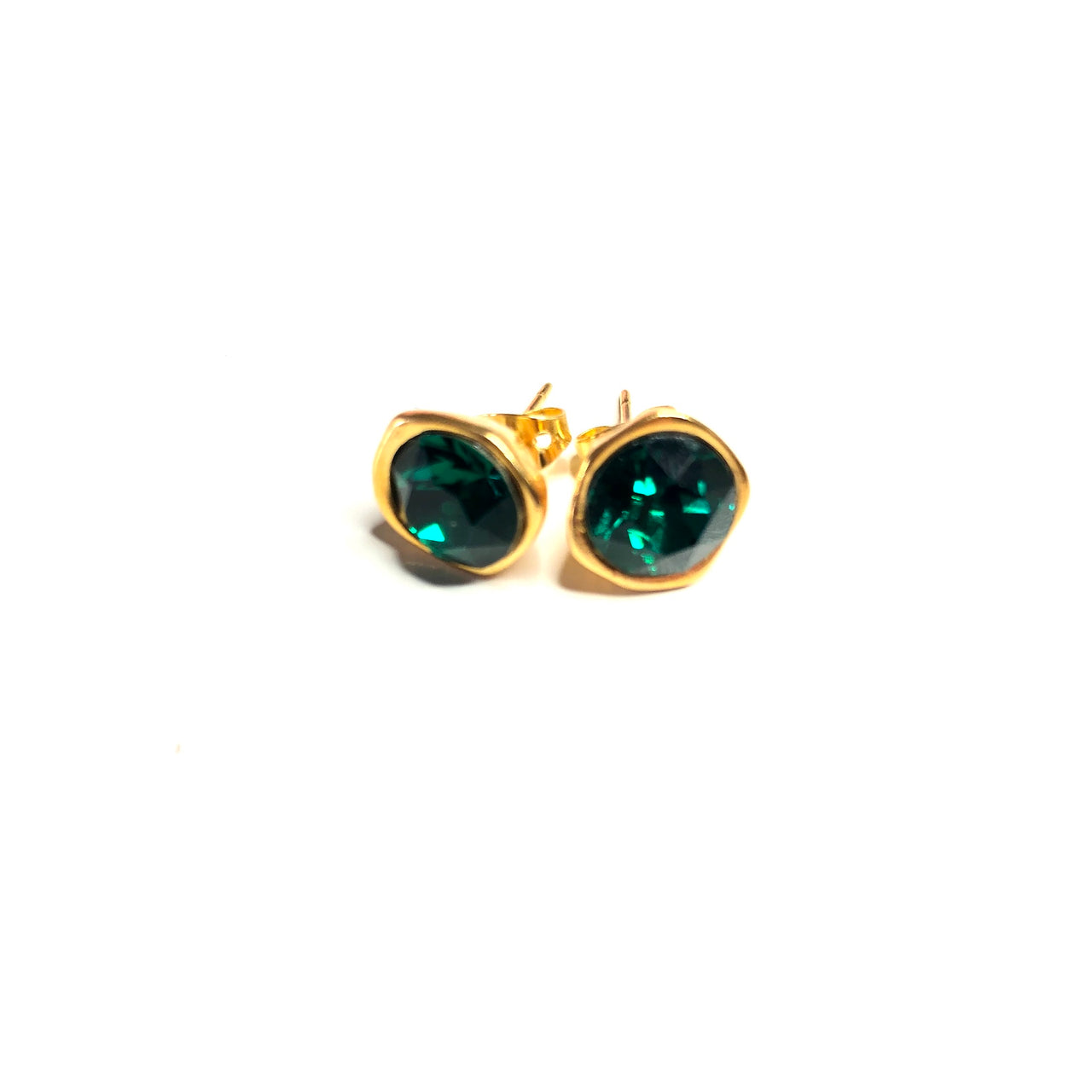 Pendientes hechos a mano con botón simple de Zamak con baño de oro y un cristal verde de Swarovski®. Estos pendientes son ideales. Combínalo como quieras.