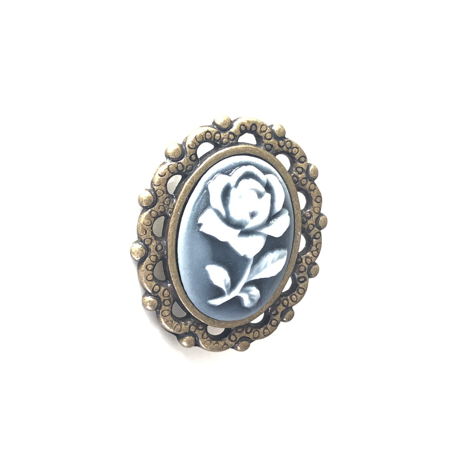 ¿Te gustan los broches? ¿Te gustan competir en doma clásica? Este broche con un camafeo de rosa negro y blanco es simplemente perfecto.