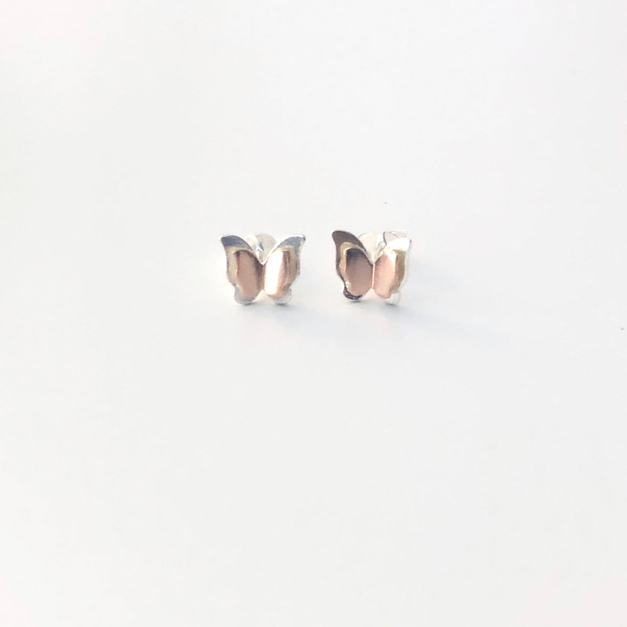 Pendientes de plata de ley 925 con forma de mariposas. Son small and cute y te quedarán perfectos. Elegantes y discretos. Ideal para tu look diario.