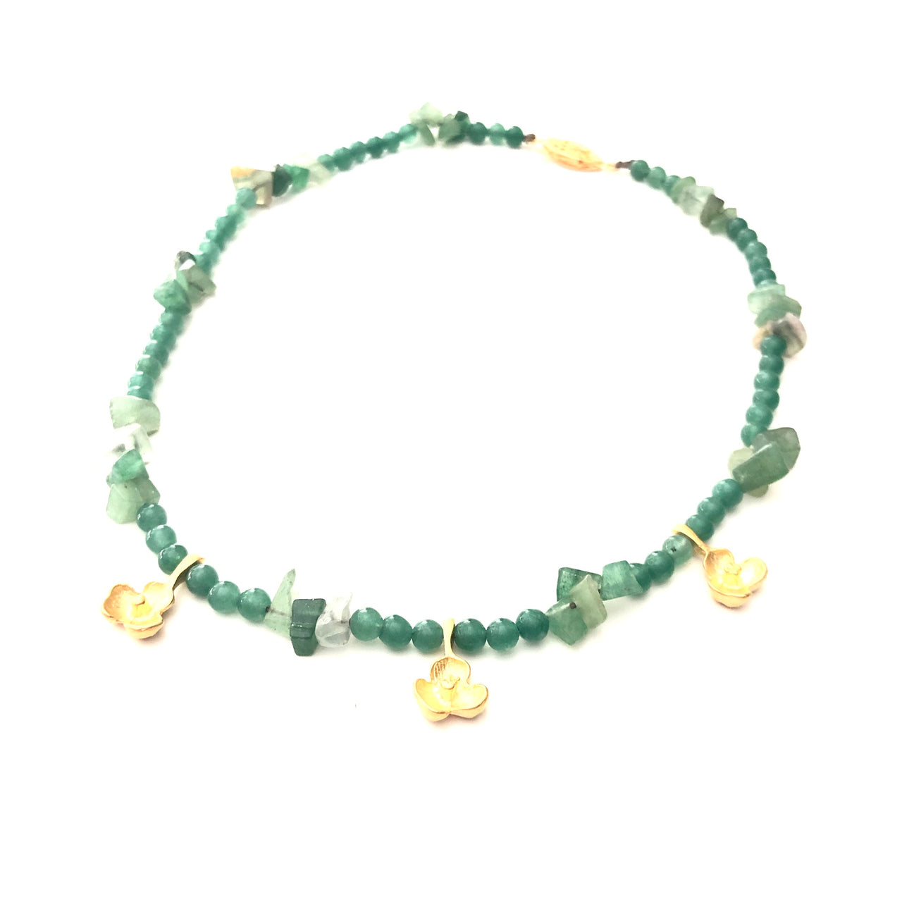 Elegante collar corto de piedra agata y cristal facetado verde, con unas flores de Zamak con baño de oro mate. Esta pieza contiene un cierre filigrana con baño de oro. Este collar es ideal para combinar con tus prendas favoritas.