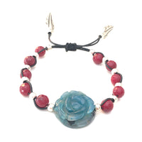 Thumbnail for Elegante pulsera ajustable de ágata facetada borgoña entrelazadas con las de zamak con baño de plata. El centro de atención de la pieza es la espectacular rosa de ágata turquesa que junto con los terminales de pluma de Zamak con baño de plata permiten combinarla con tus prendas de diario.