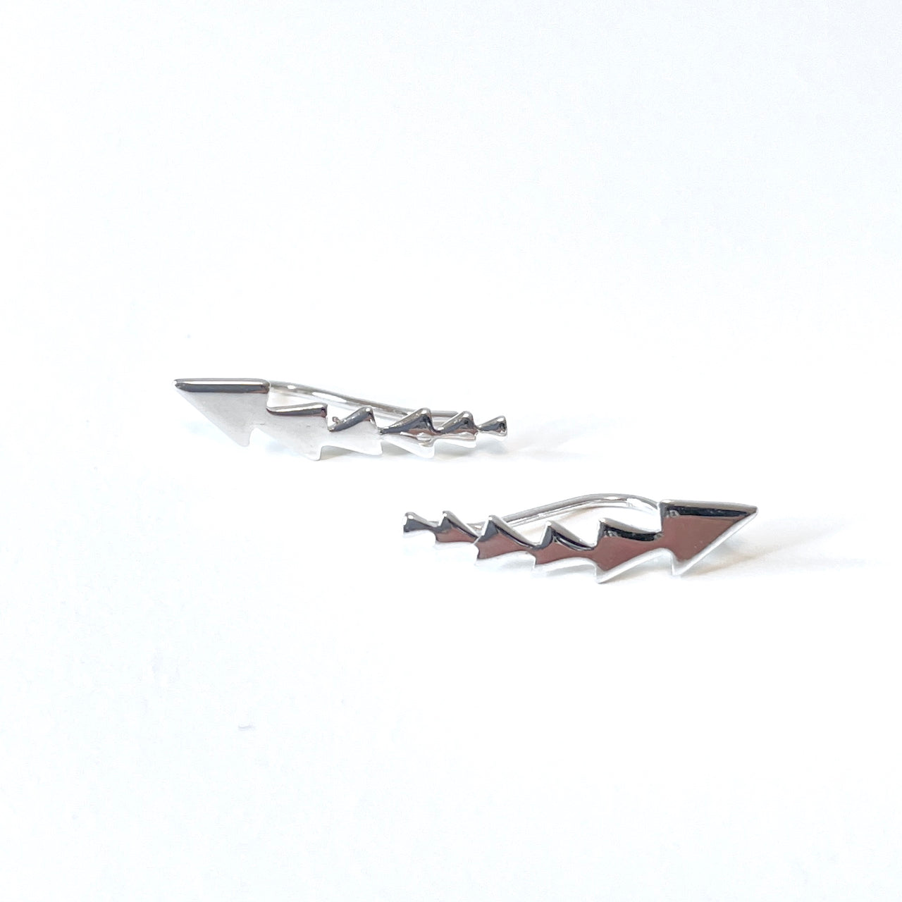 Pendientes trepadores con figura de flecha de plata de ley. Son divinos para combinar con tu look diario.