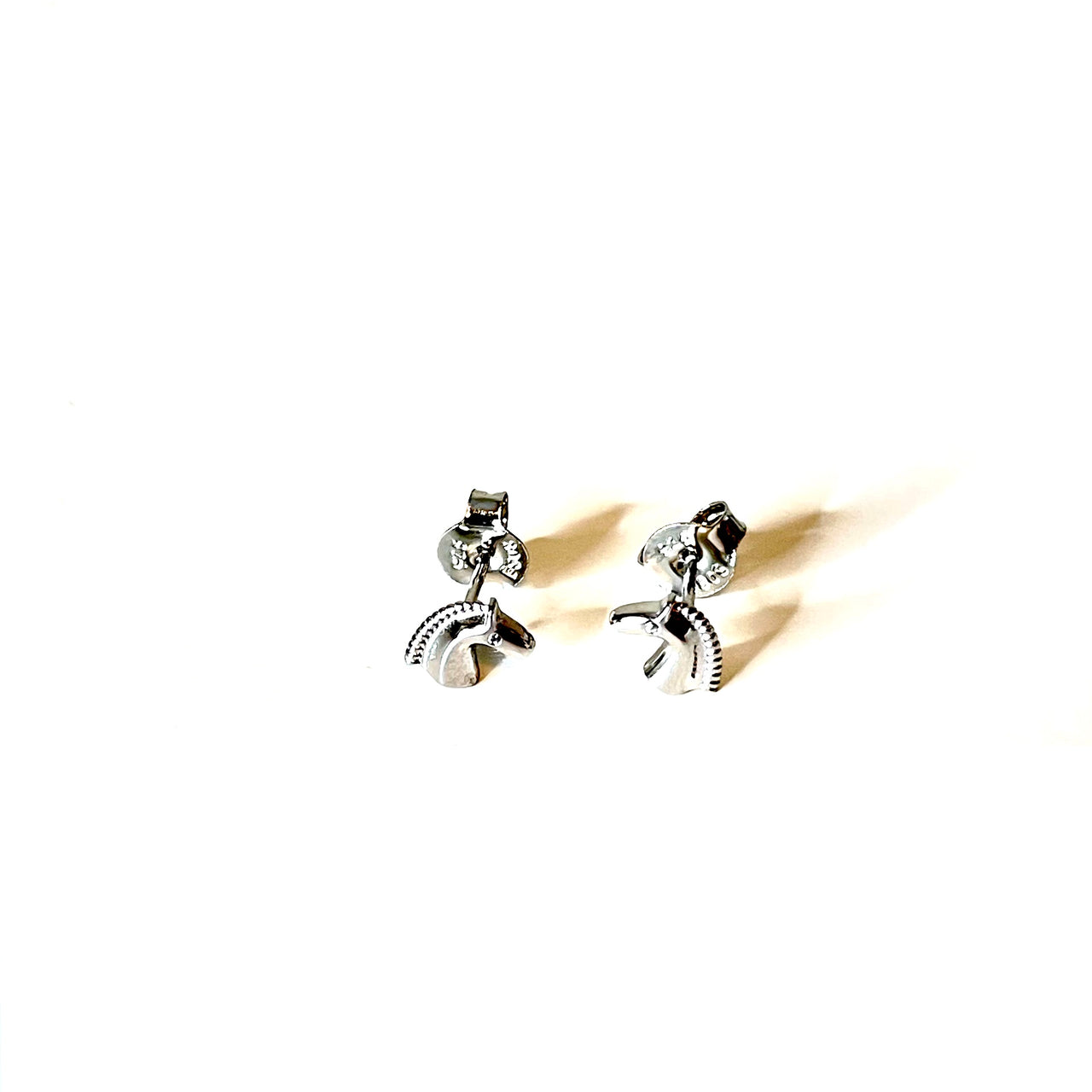 Pendientes de forma de caballo de plata de ley y circonitas turquesas. Son divinos para combinar con tu look diario.