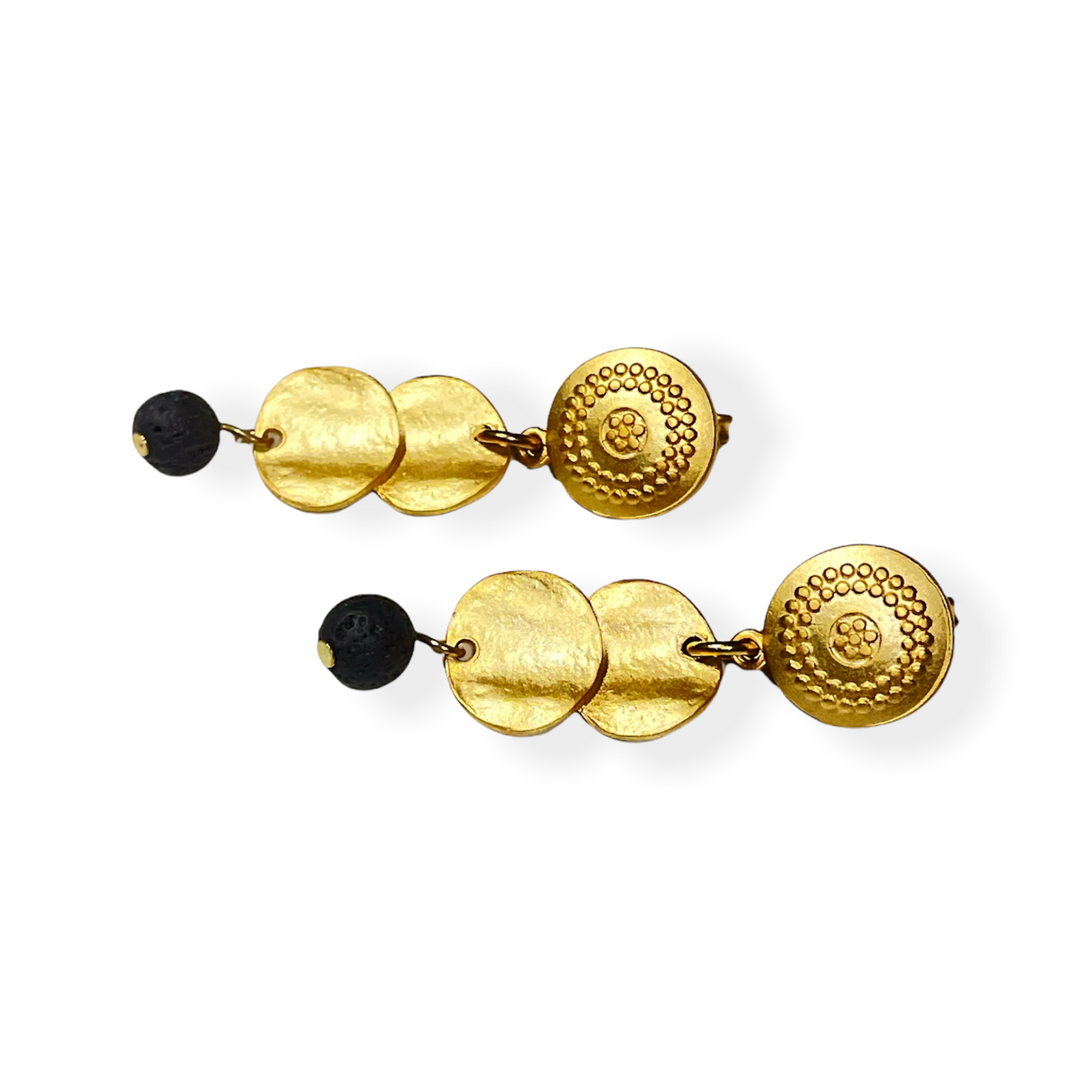  Espectaculares pendientes con círculos solapados de Zamak con baño de oro mate, con un detalle de lava natural. Estos pendientes son perfectos para combinar con tu look favorito. Lateral