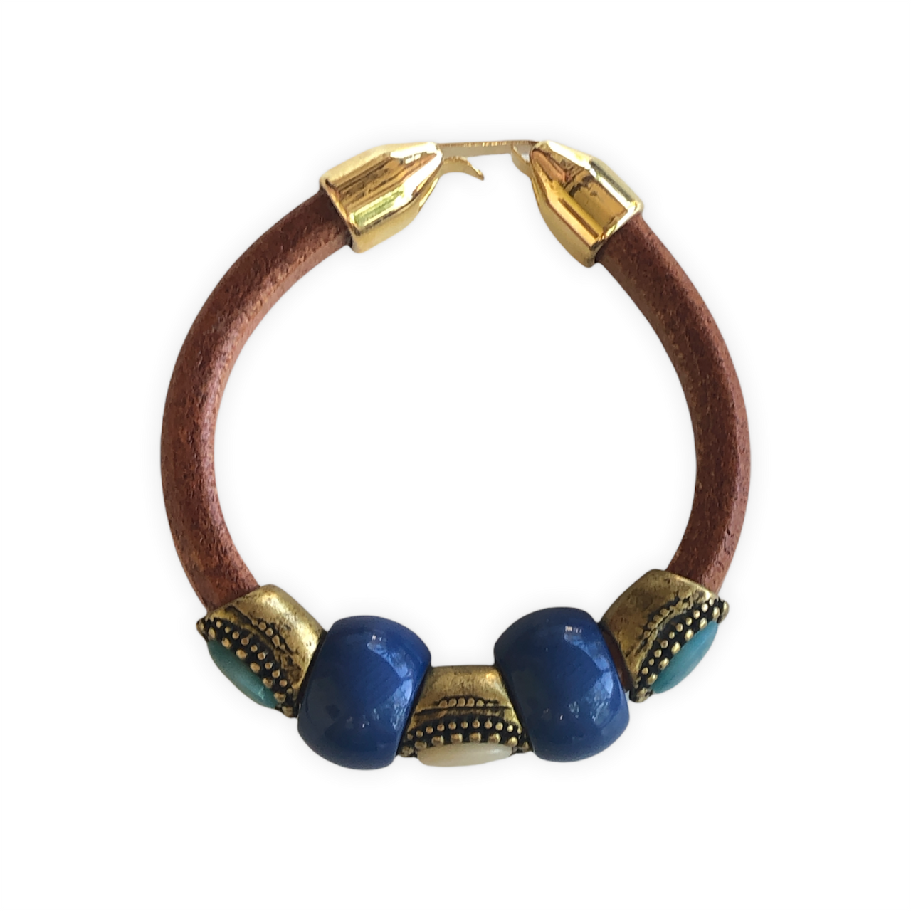 Elegante pulsera de cuero regaliz tostado, con cuentas de Zamak con baño de oro y  espectaculares cuentas de cerámica Azules. Combínala con tus prendas de diario.Superior