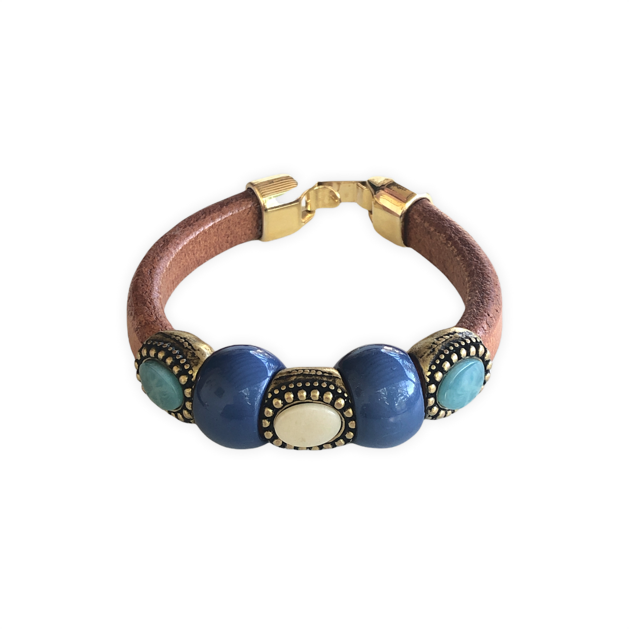 Elegante pulsera de cuero regaliz tostado, con cuentas de Zamak con baño de oro y  espectaculares cuentas de cerámica Azules. Combínala con tus prendas de diario.