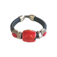 Thumbnail for Elegante pulsera de cuero regaliz, con cuentas de Zamak con baño de plata y una espectacular cuenta de cerámica roja y negro. Combínala con tus prendas de diario.