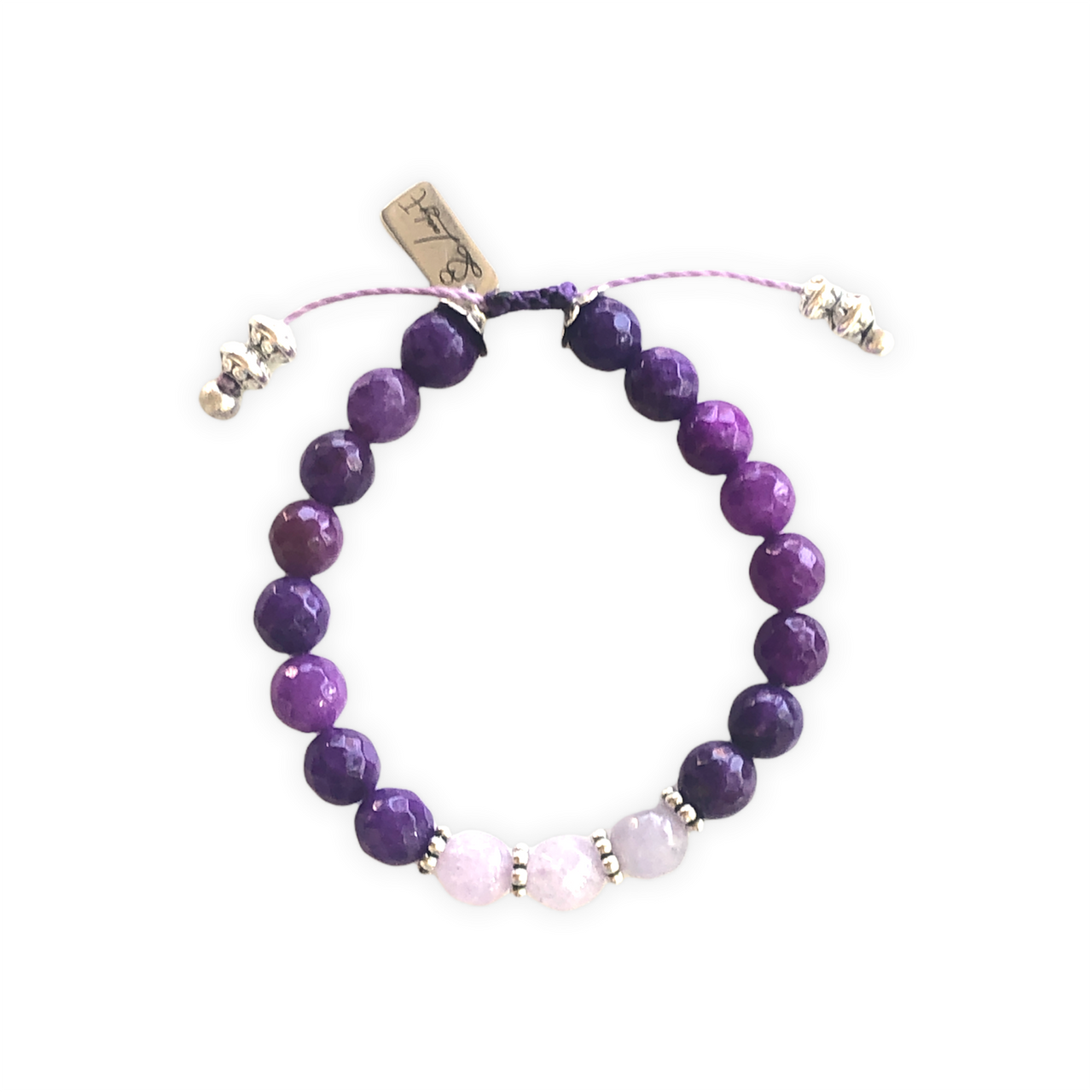 Pulsera hecha a mano de ágatas facetadas violetas y rosas, con cuentas de Zamak con baño de plata. Esta pulsera es ajustable. Esta pieza te quedará estupenda con tu prenda favorita.