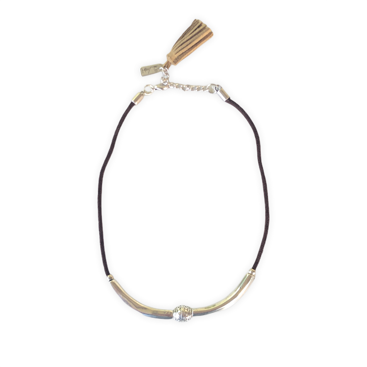 Elegante collar de 40cm ajustable con dos medias barras y una espectacular cuenta de zamak con baño de plata. Además tiene una borla de antelina en el cierre para resaltar en la espalda. Un toque perfecto para combinar con tu look favorito.